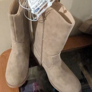 NWT Stylish Tan fringe Boots Size 3